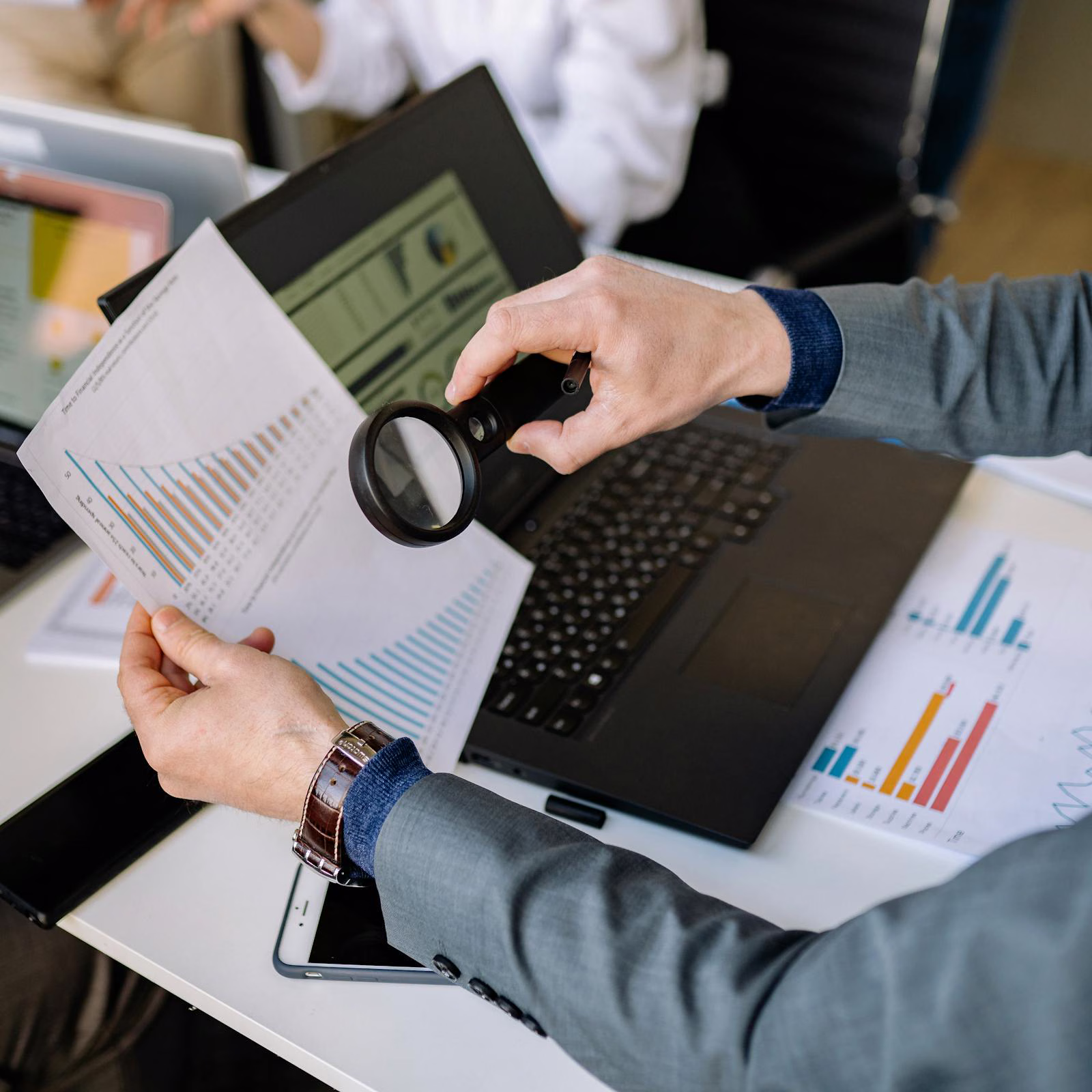 Audit Google Ads — loupe sur graphique et tableau de bord analytics