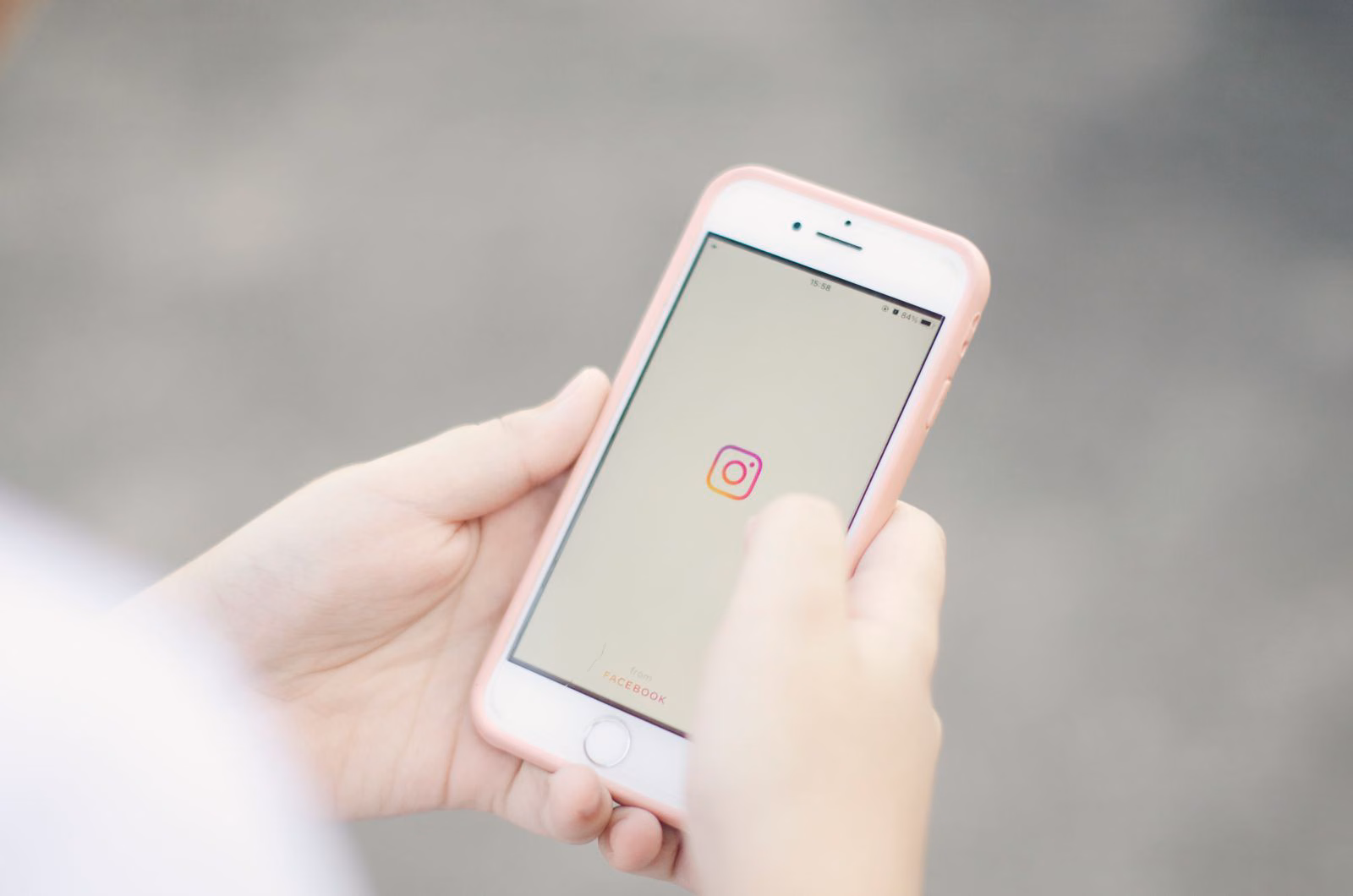 Smartphone affichant Instagram (from Facebook) tenu en main — publicité sur les réseaux sociaux